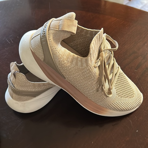 Danskin Flyaway Slip On Lace Up Beige Knit Sneakers/Walking Women’s‎ Size 9 - Picture 1 of 7